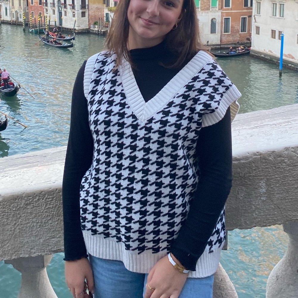 Hollister black and white houndstooth sweater vest